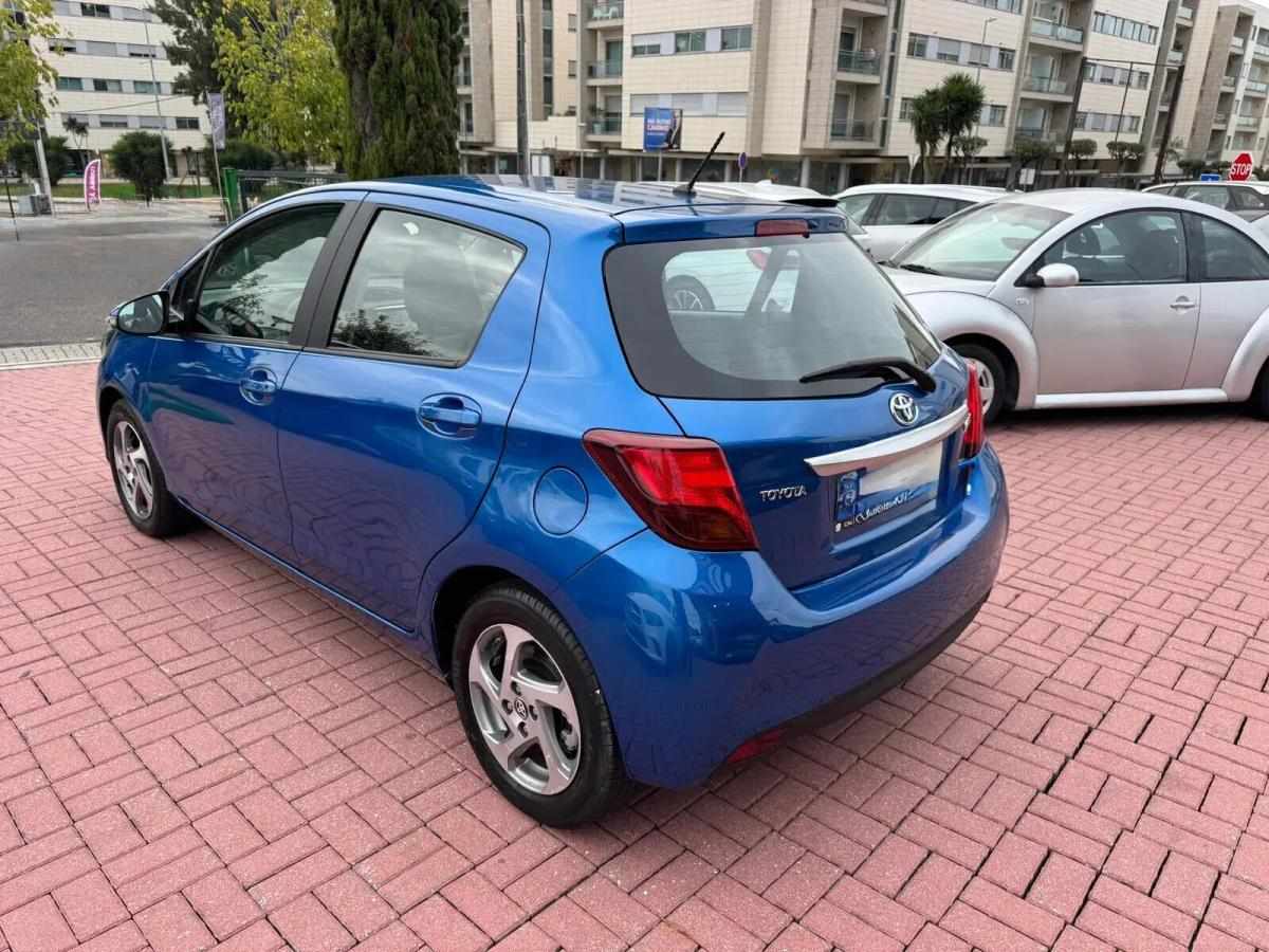 toyota-yaris-2015-hibrido-a-gasolina-1497cc