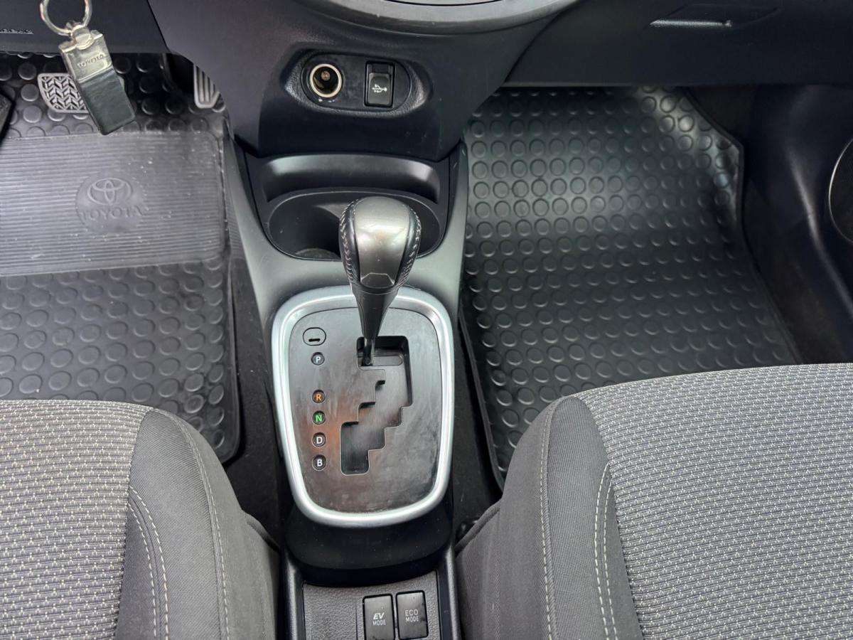 toyota-yaris-2015-hibrido-a-gasolina-1497cc