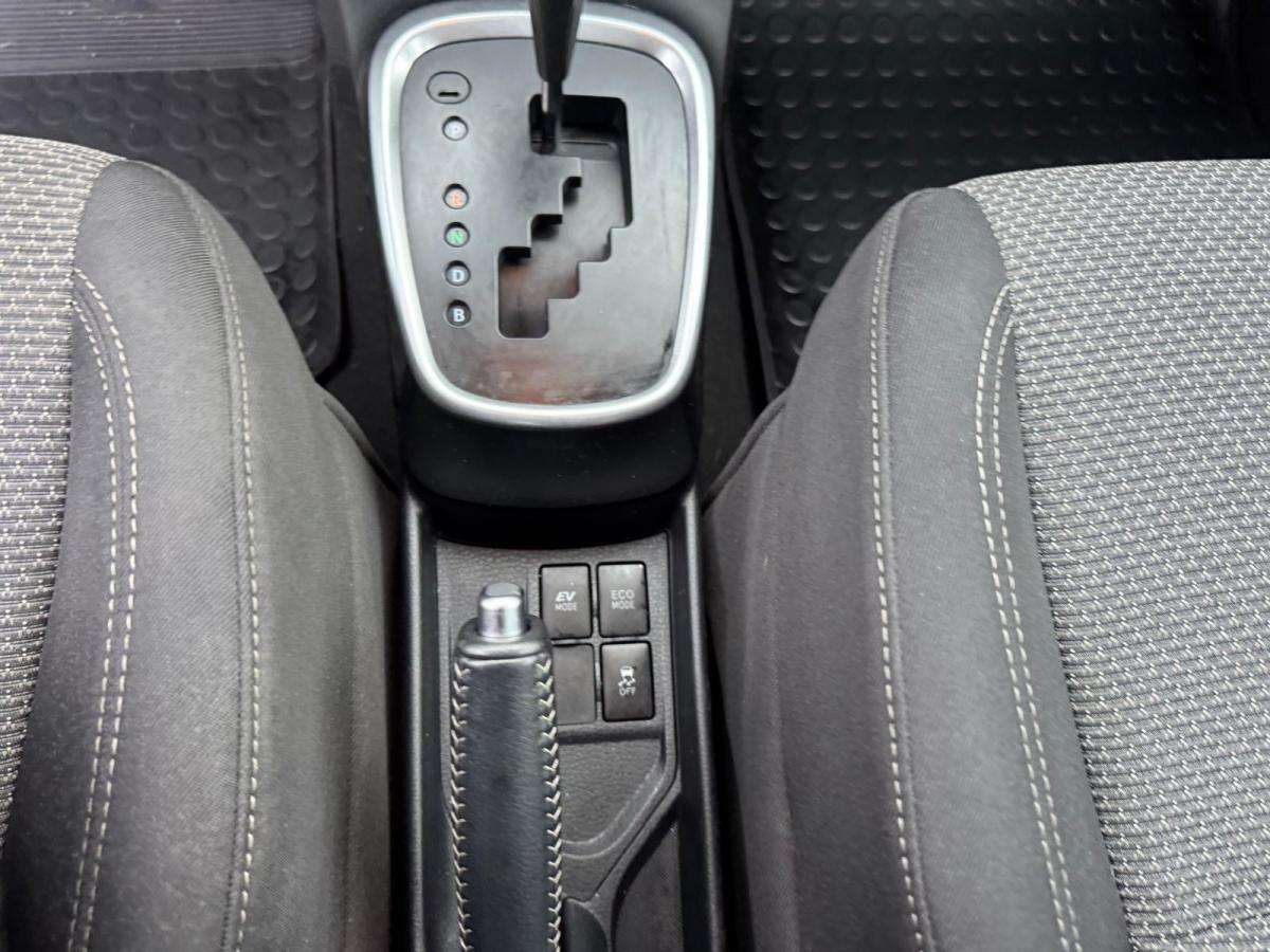toyota-yaris-2015-hibrido-a-gasolina-1497cc