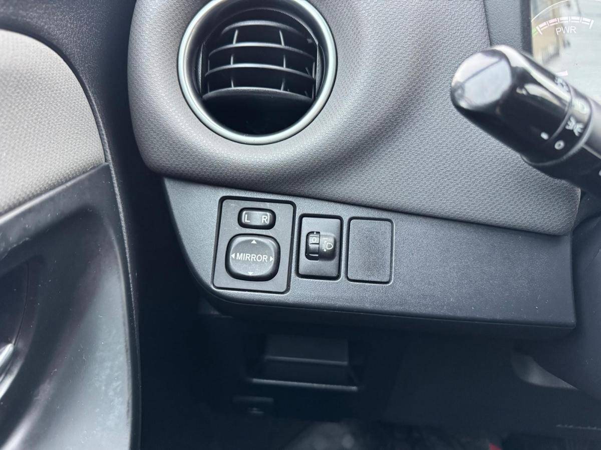 toyota-yaris-2015-hibrido-a-gasolina-1497cc
