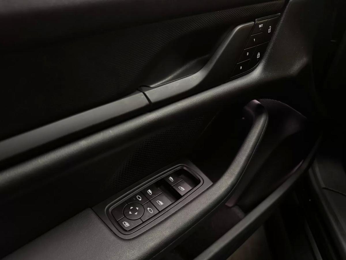 porsche-taycan-2023-eletrico-200cc
