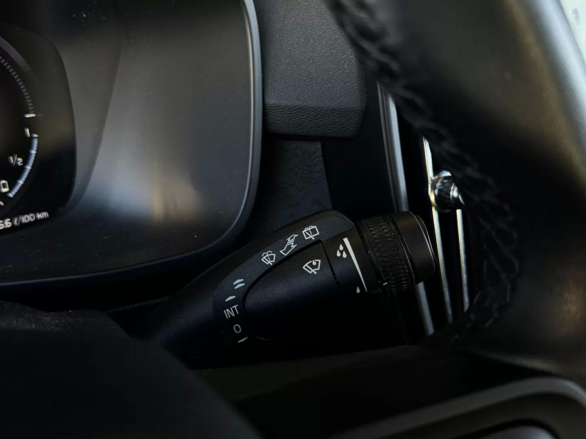 volvo-xc40-2023-hibrido-1477cc