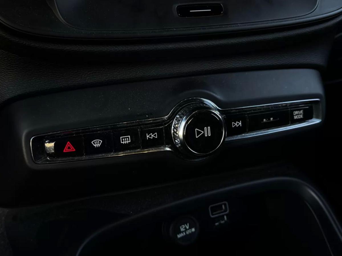 volvo-xc40-2023-hibrido-1477cc