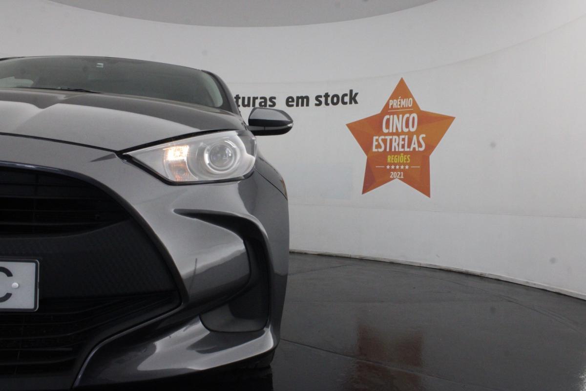 toyota-yaris-2022-hibrido-a-gasolina-1490cc