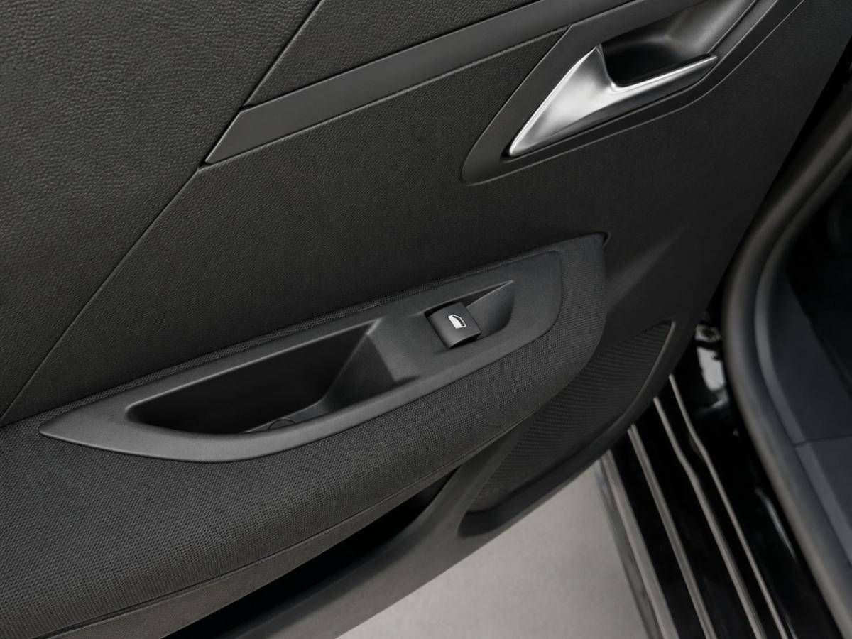 peugeot-208-2023-diesel-1499cc