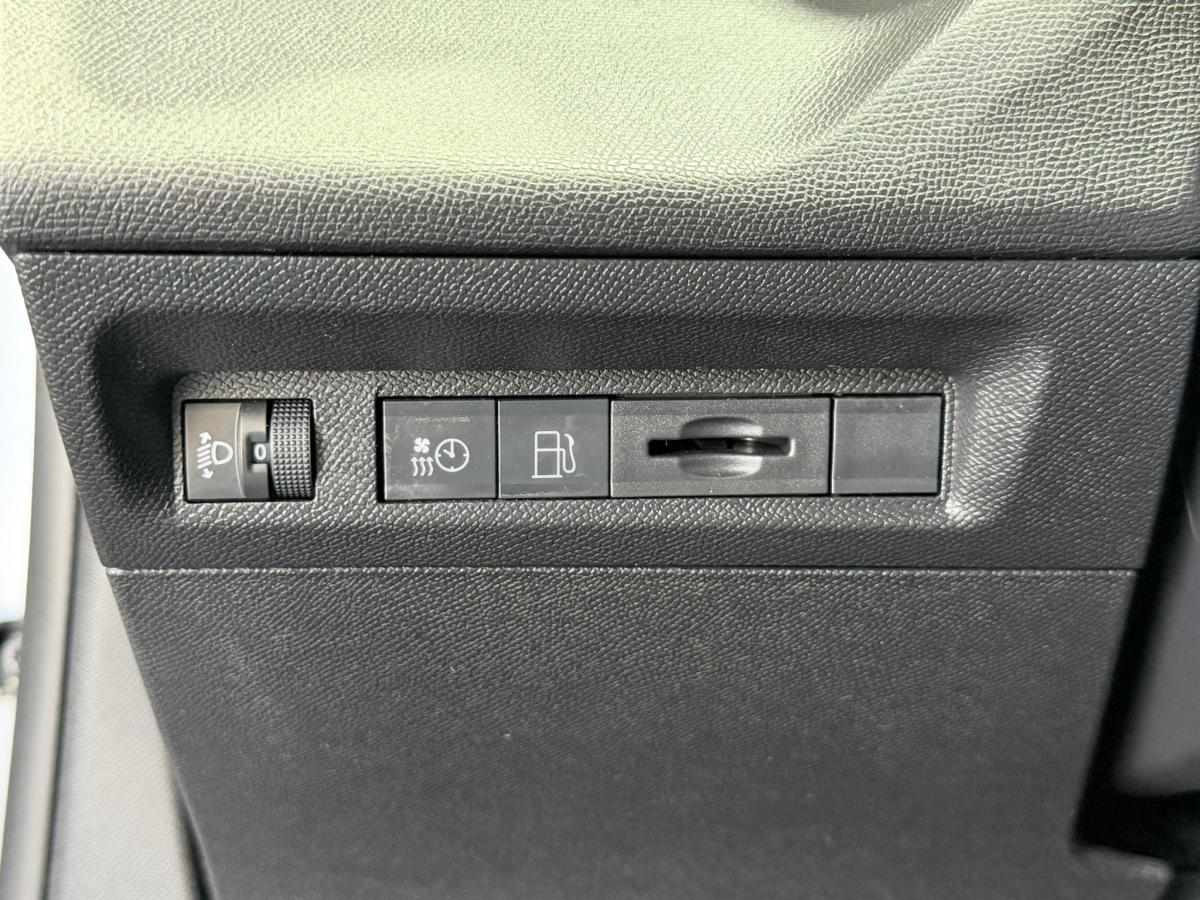 peugeot-308-1-6-hybrid-2023-gasolina-1598cc