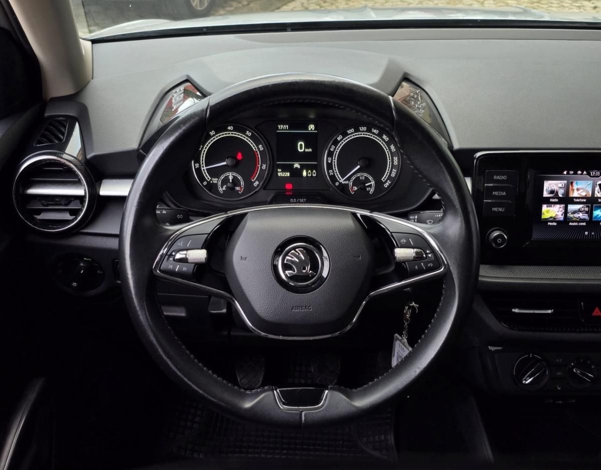 skoda-fabia-2023-gasolina-999cc