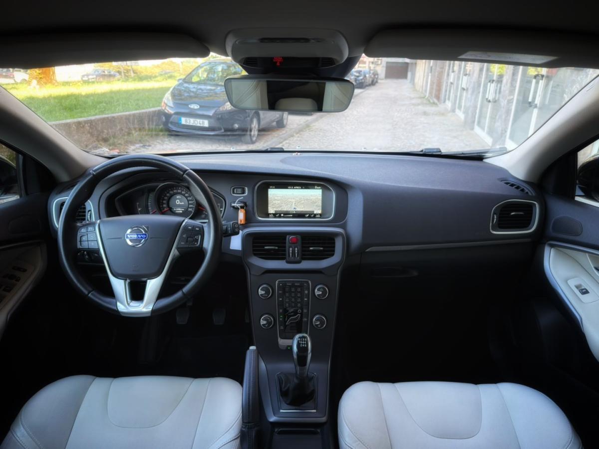 volvo-v40-cross-country-2015-diesel-1560cc