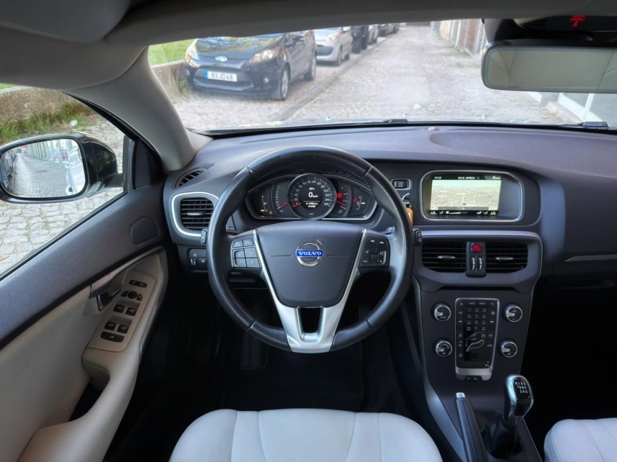 volvo-v40-cross-country-2015-diesel-1560cc