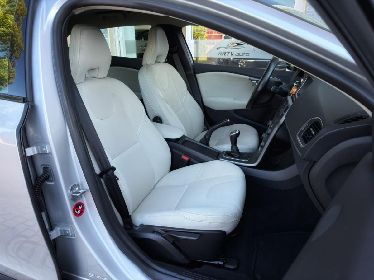 volvo-v40-cross-country-2015-diesel-1560cc