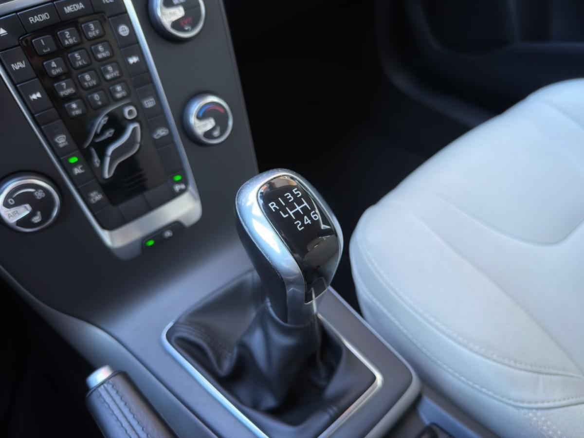 volvo-v40-cross-country-2015-diesel-1560cc