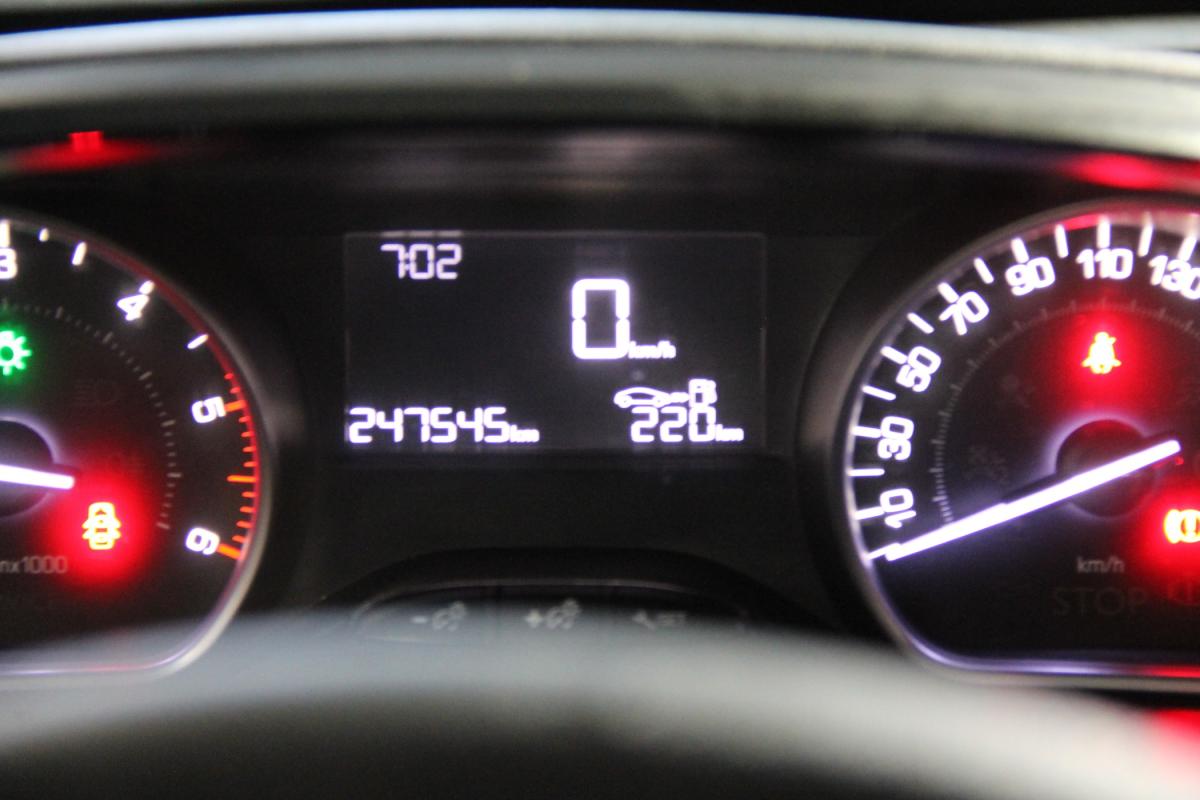 peugeot-208-2017-diesel-1560cc