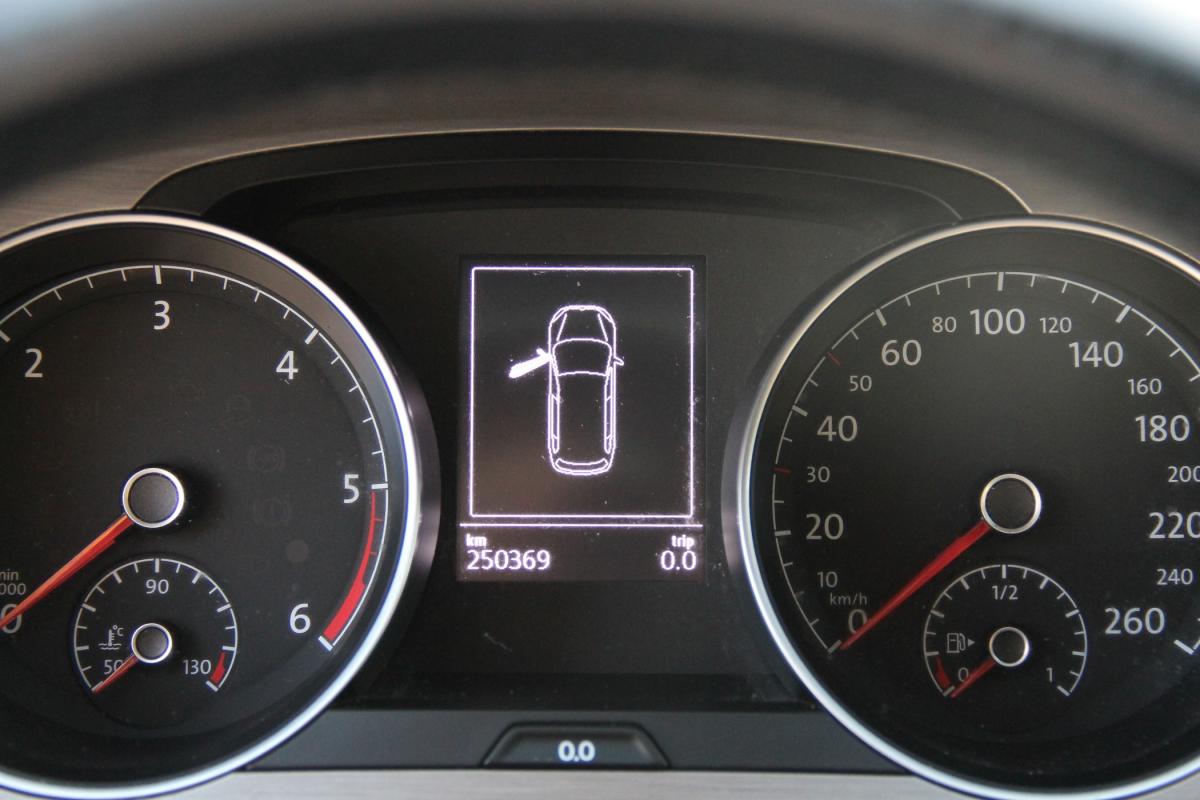 volkswagen-golf-variant-2015-diesel-1598cc