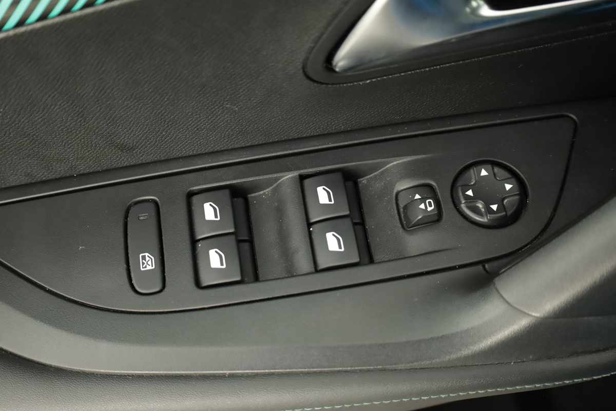 peugeot-2008-2023-gasolina-1199cc