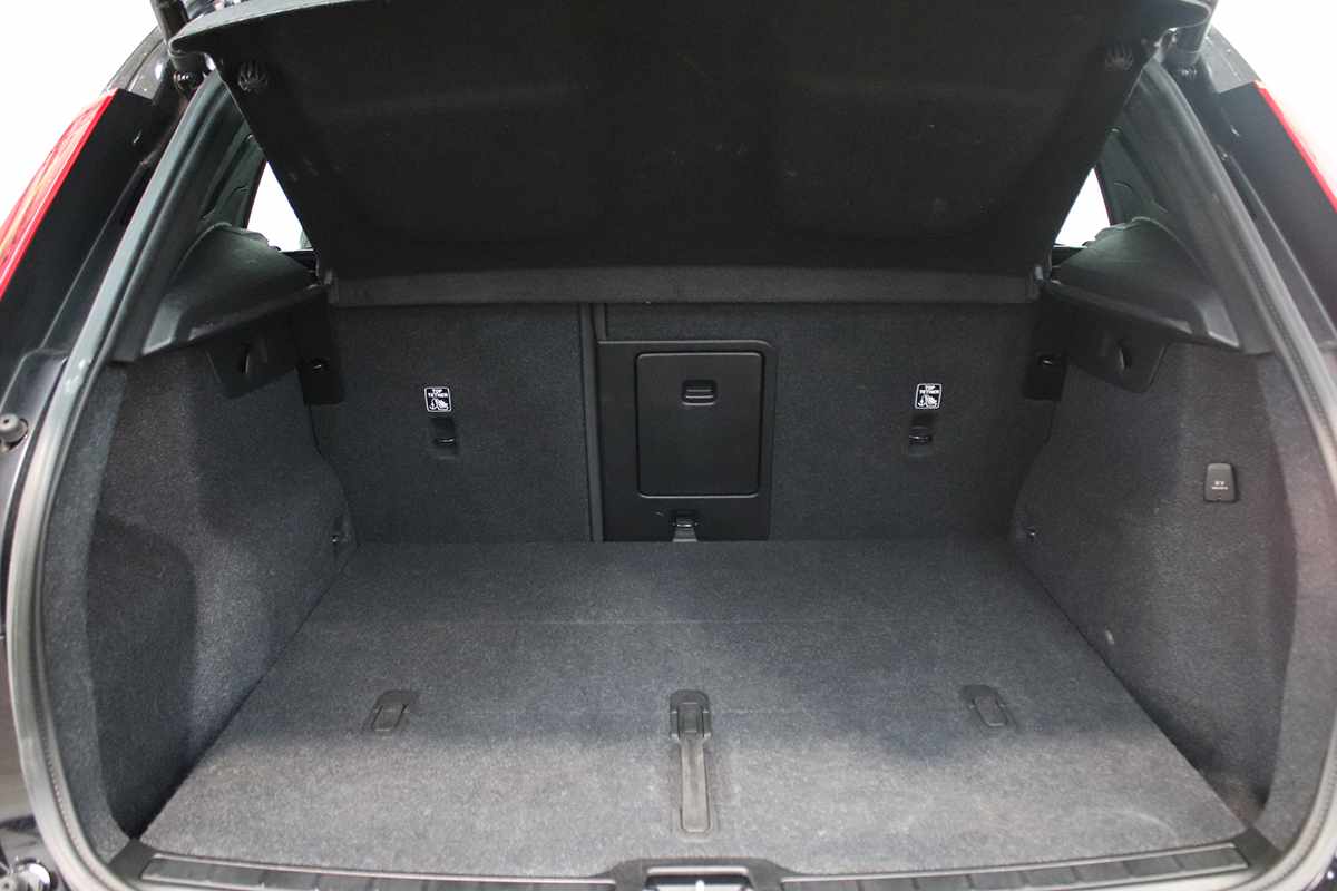 volvo-xc40-2024-gasolina-1477cc