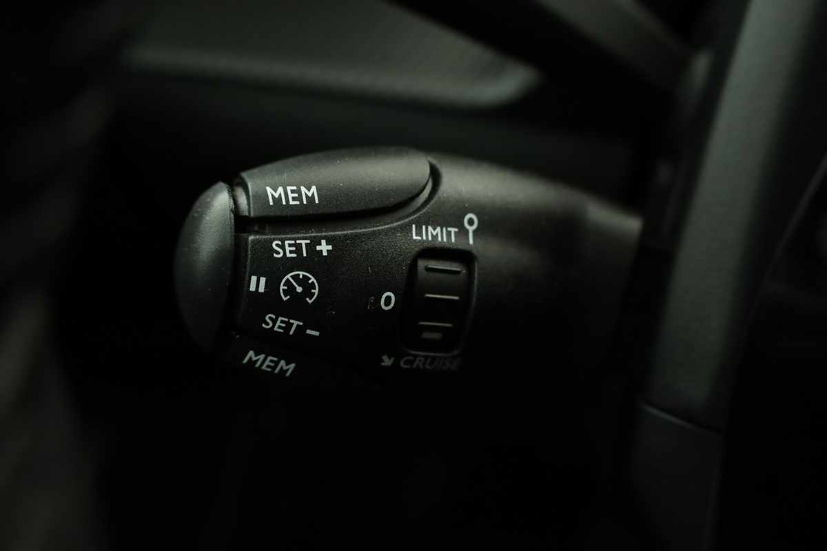 peugeot-e-2008-2025-eletrico-0cc