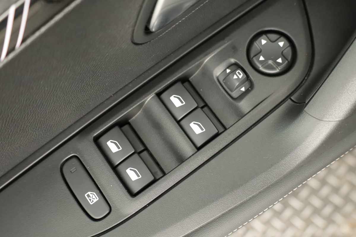 peugeot-e-2008-2025-eletrico-0cc