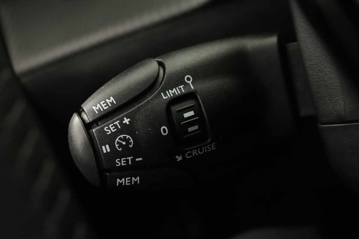 peugeot-e-2008-2025-eletrico-0cc