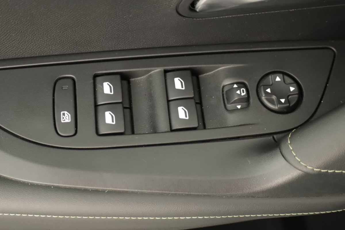 peugeot-e-2008-2023-eletrico-0cc