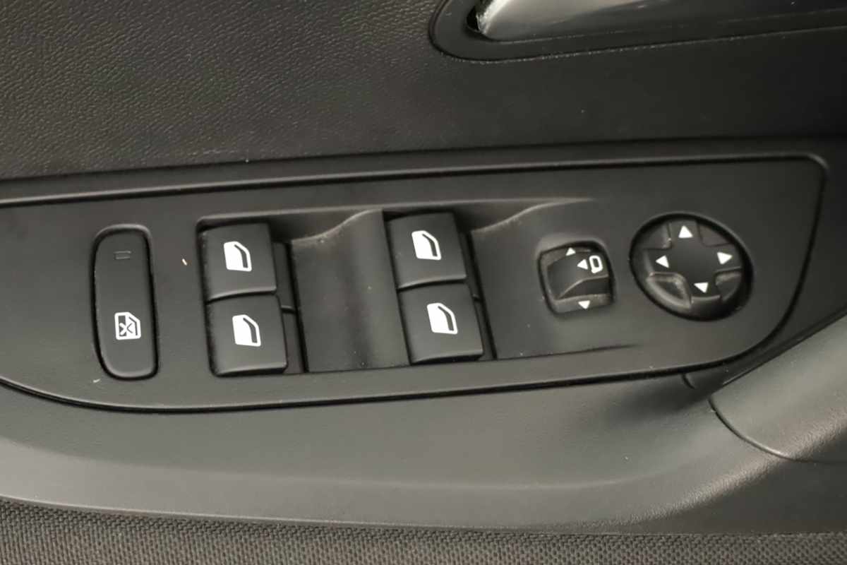peugeot-2008-2022-gasolina-1199cc