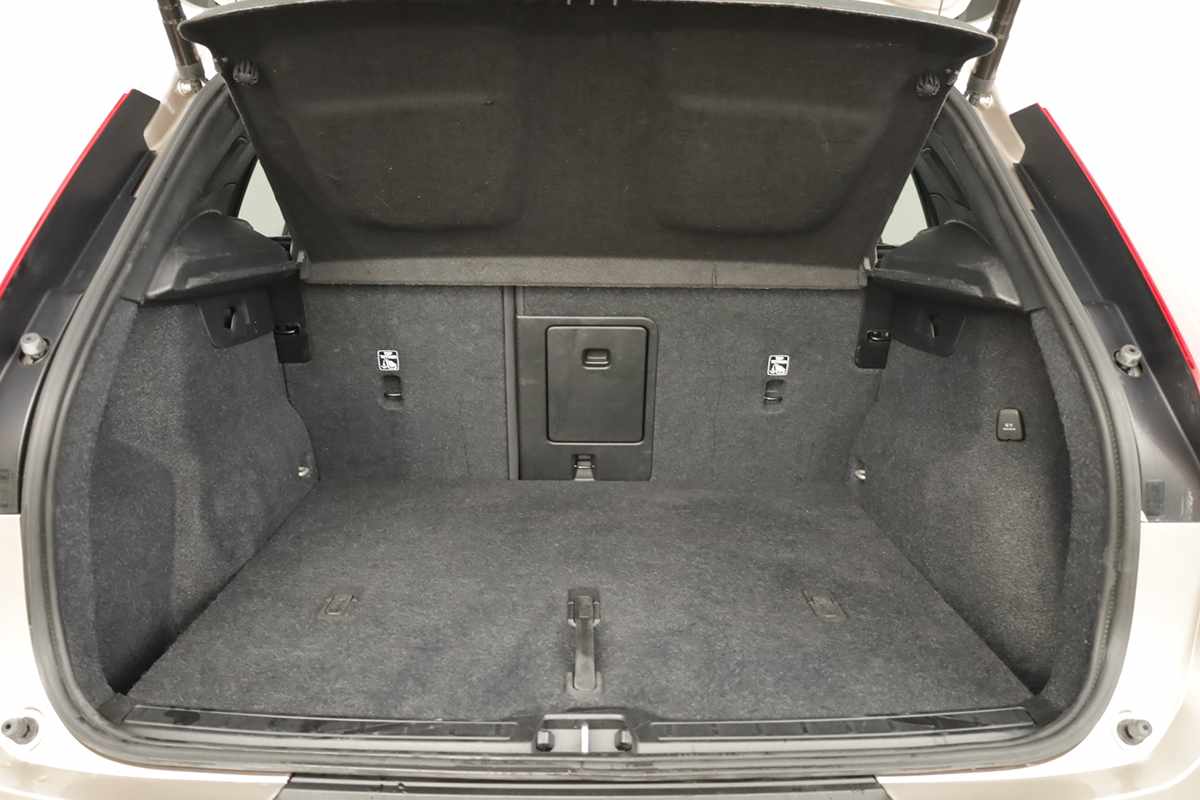 volvo-xc40-2024-gasolina-1477cc