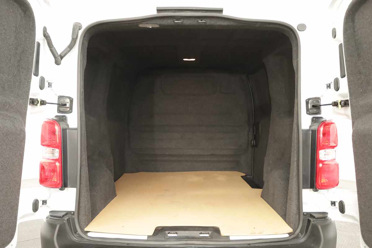 peugeot-expert-2024-diesel-1499cc