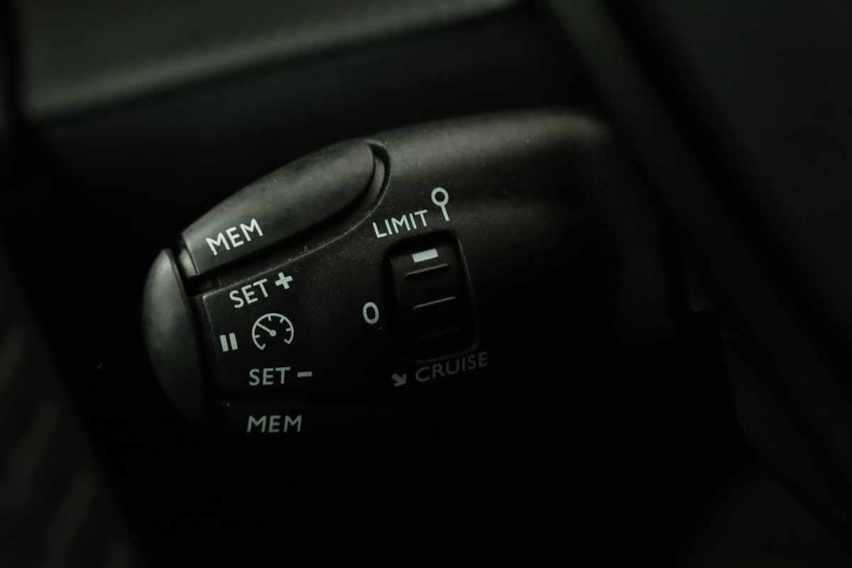 peugeot-e-2008-2025-eletrico-0cc