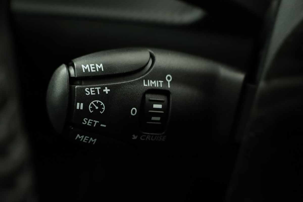 peugeot-e-2008-2025-eletrico-0cc