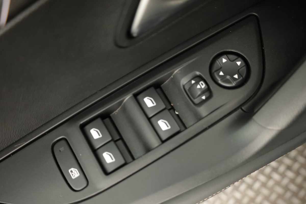 peugeot-e-2008-2025-eletrico-0cc