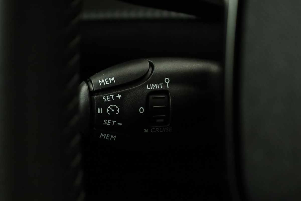 peugeot-e-2008-2025-eletrico-0cc