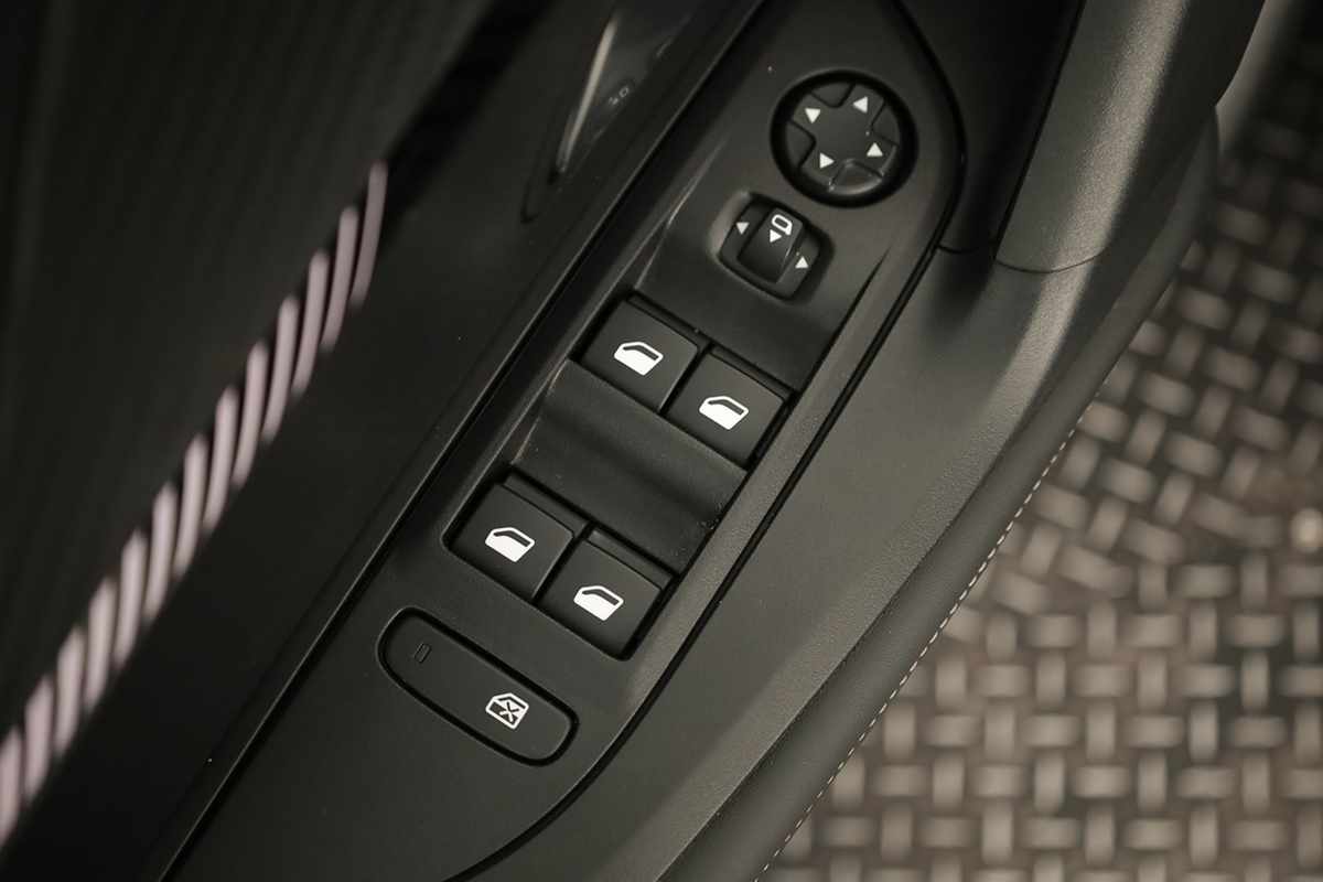 peugeot-e-2008-2025-eletrico-0cc
