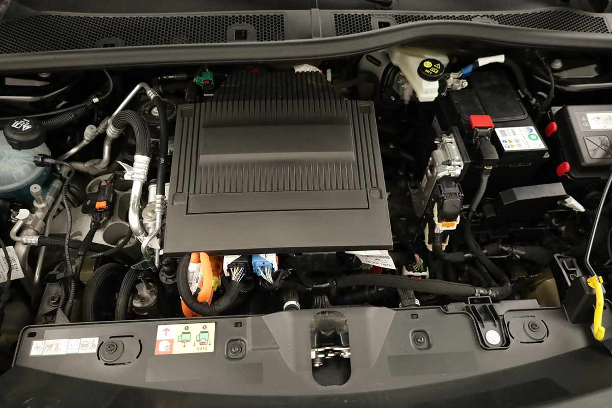 peugeot-e-2008-2025-eletrico-0cc