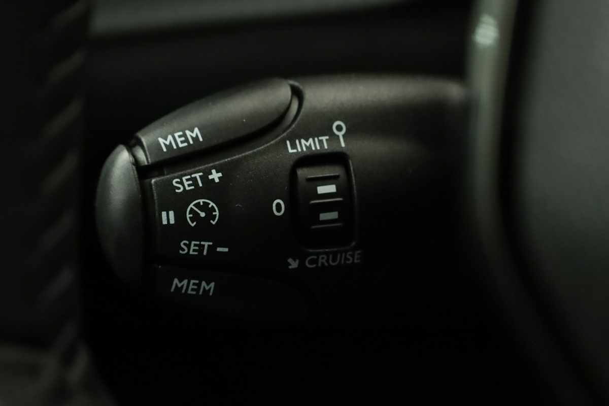 peugeot-e-2008-2025-eletrico-0cc