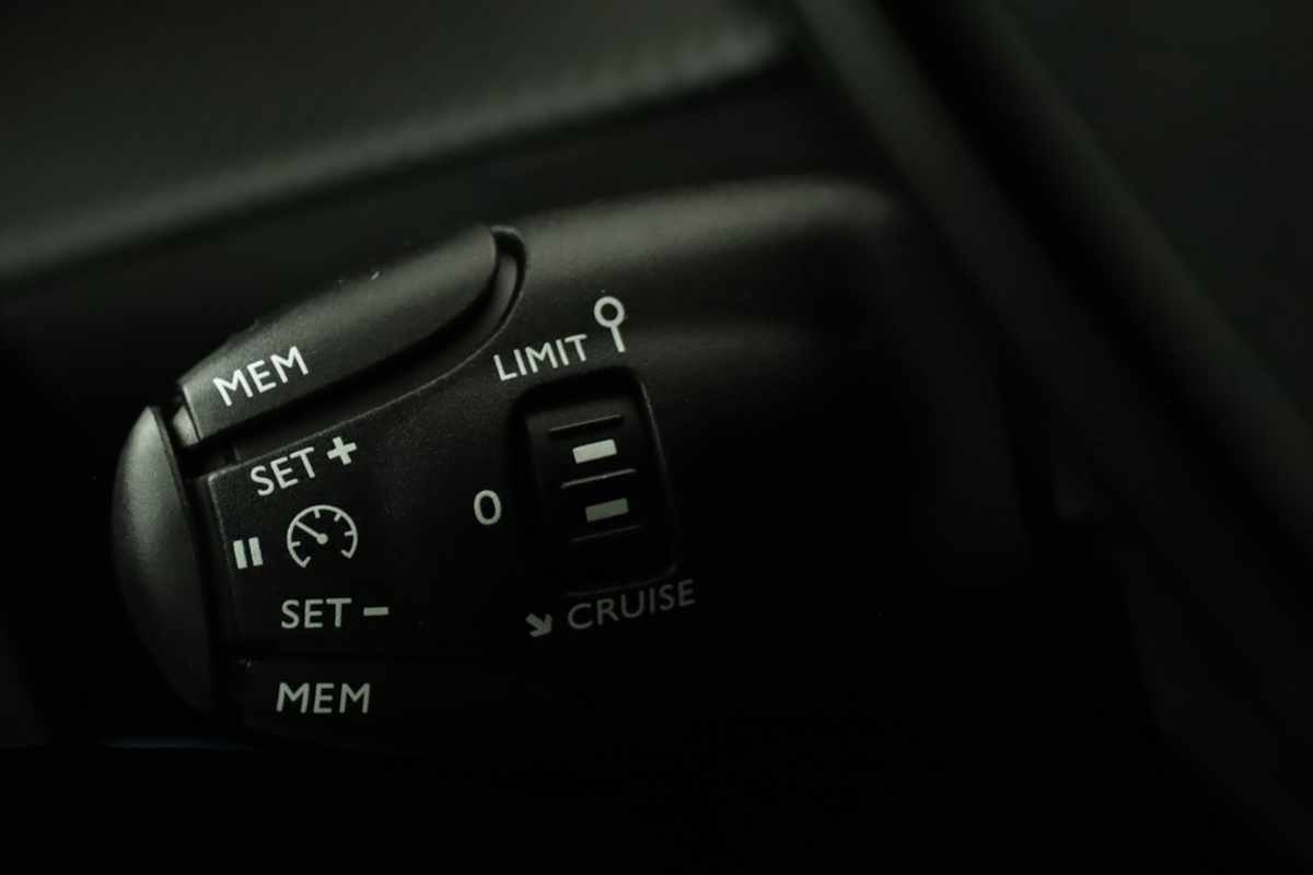 peugeot-e-2008-2025-eletrico-0cc