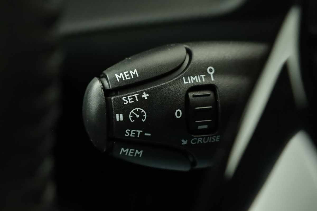 peugeot-e-2008-2025-eletrico-0cc