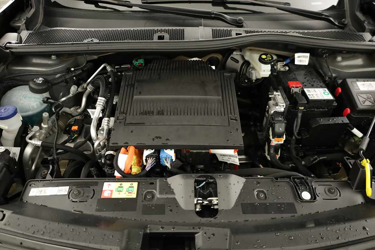 peugeot-e-2008-2025-eletrico-0cc