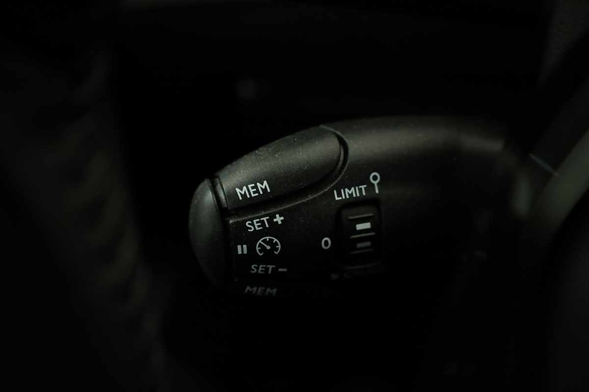 peugeot-e-2008-2025-eletrico-0cc