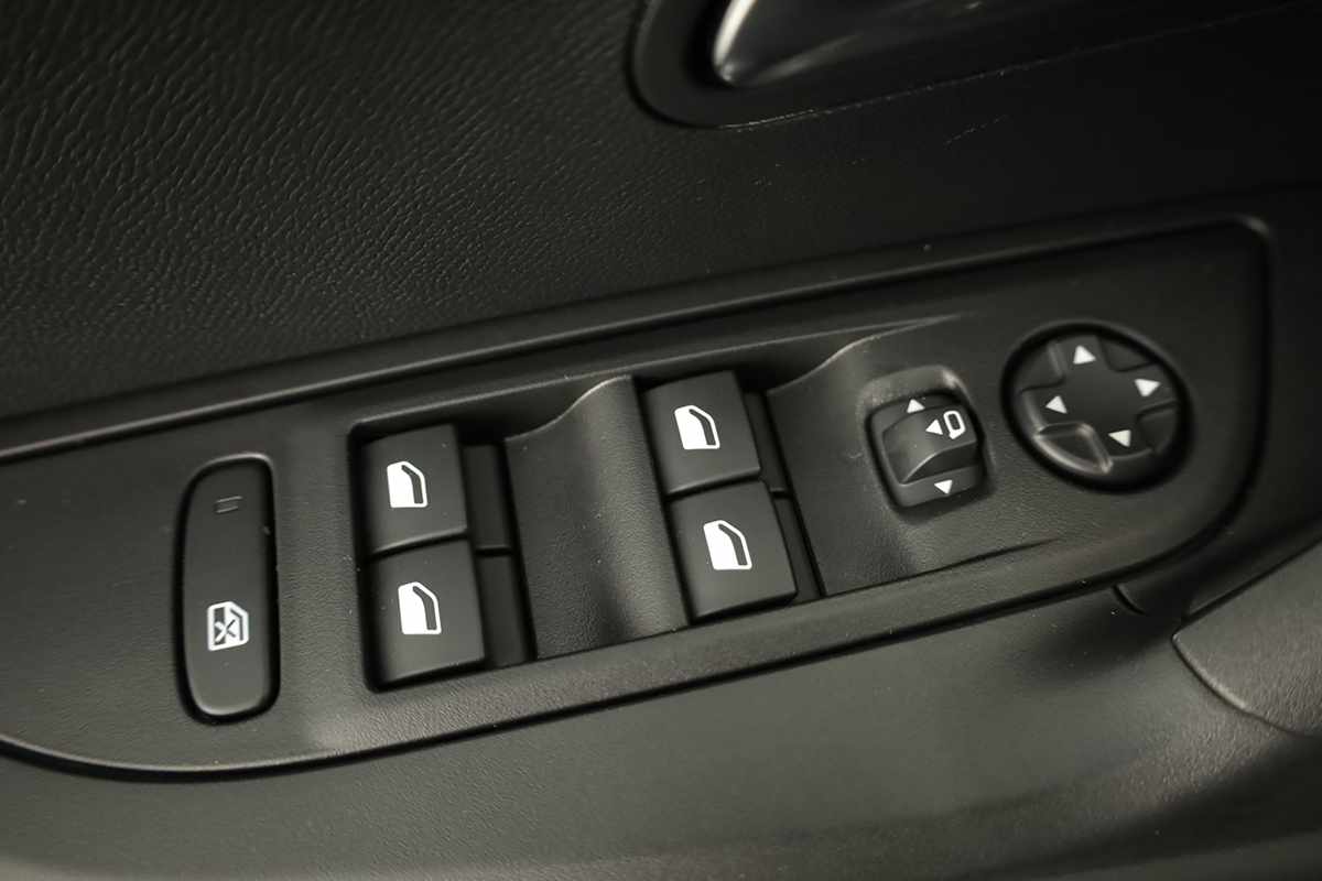 peugeot-e-2008-2025-eletrico-0cc