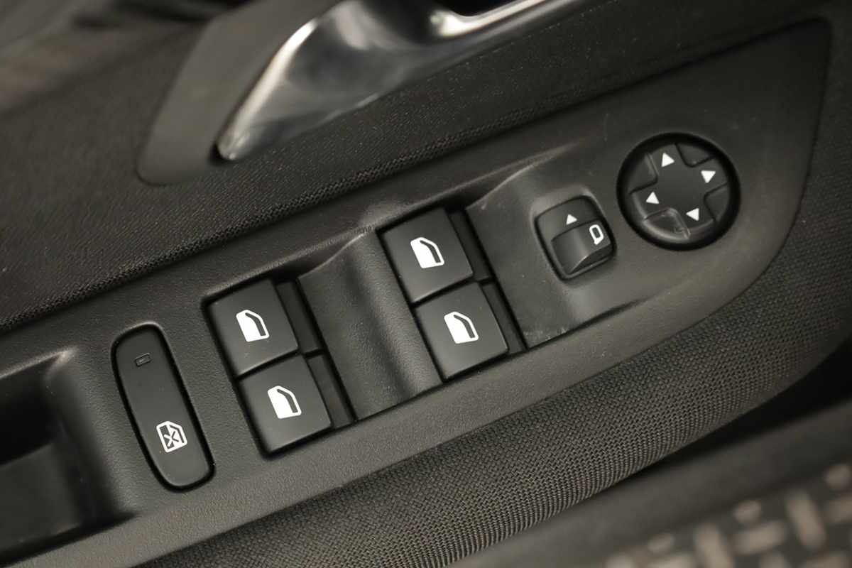peugeot-e-208-2024-eletrico-0cc