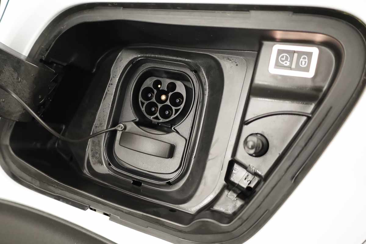 peugeot-e-2008-2025-eletrico-0cc