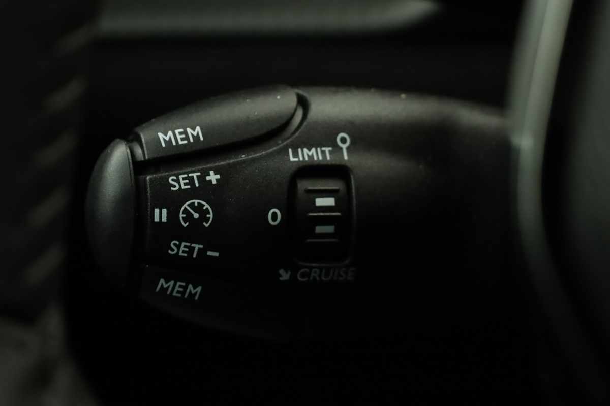 peugeot-e-2008-2025-eletrico-0cc
