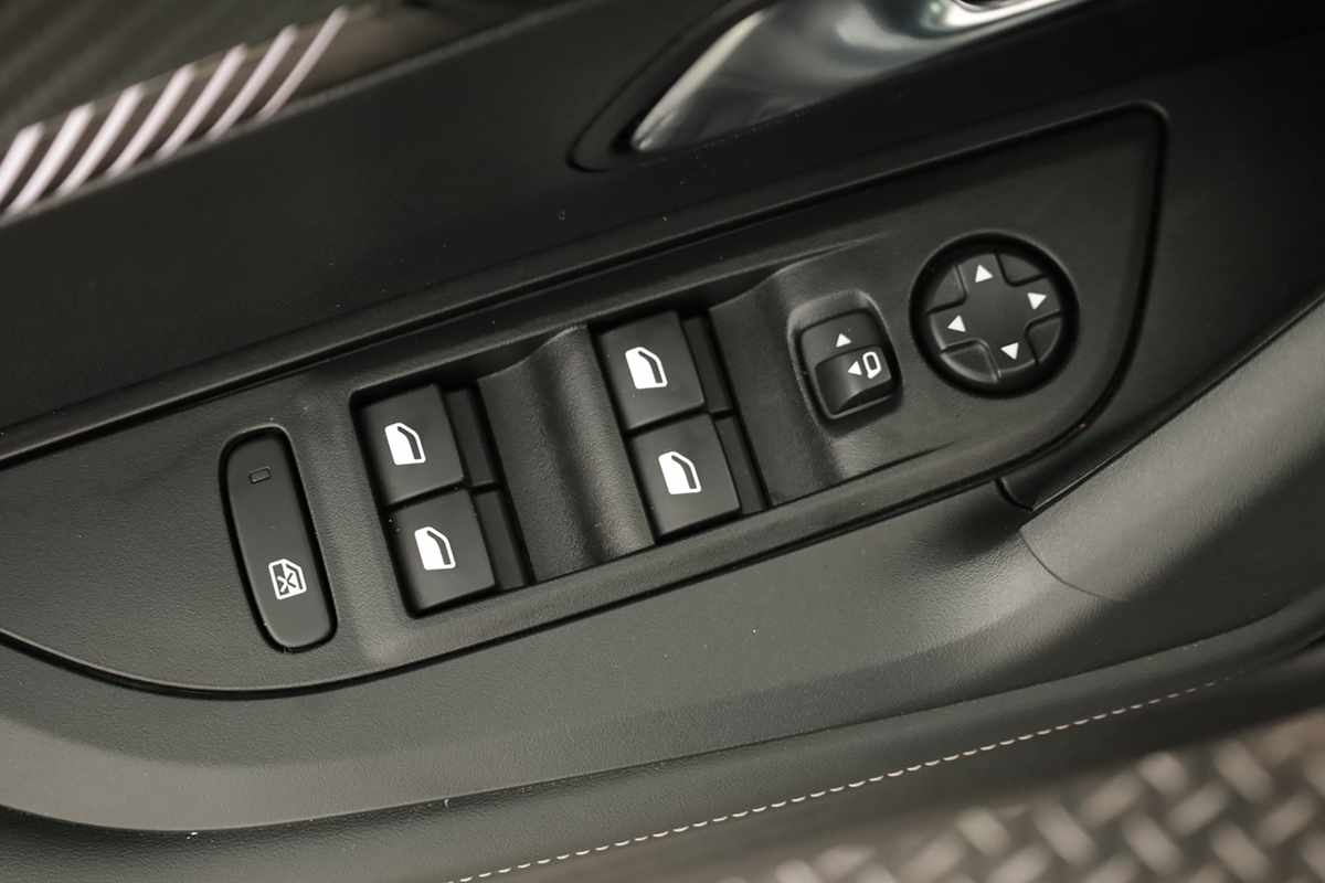 peugeot-e-2008-2025-eletrico-0cc