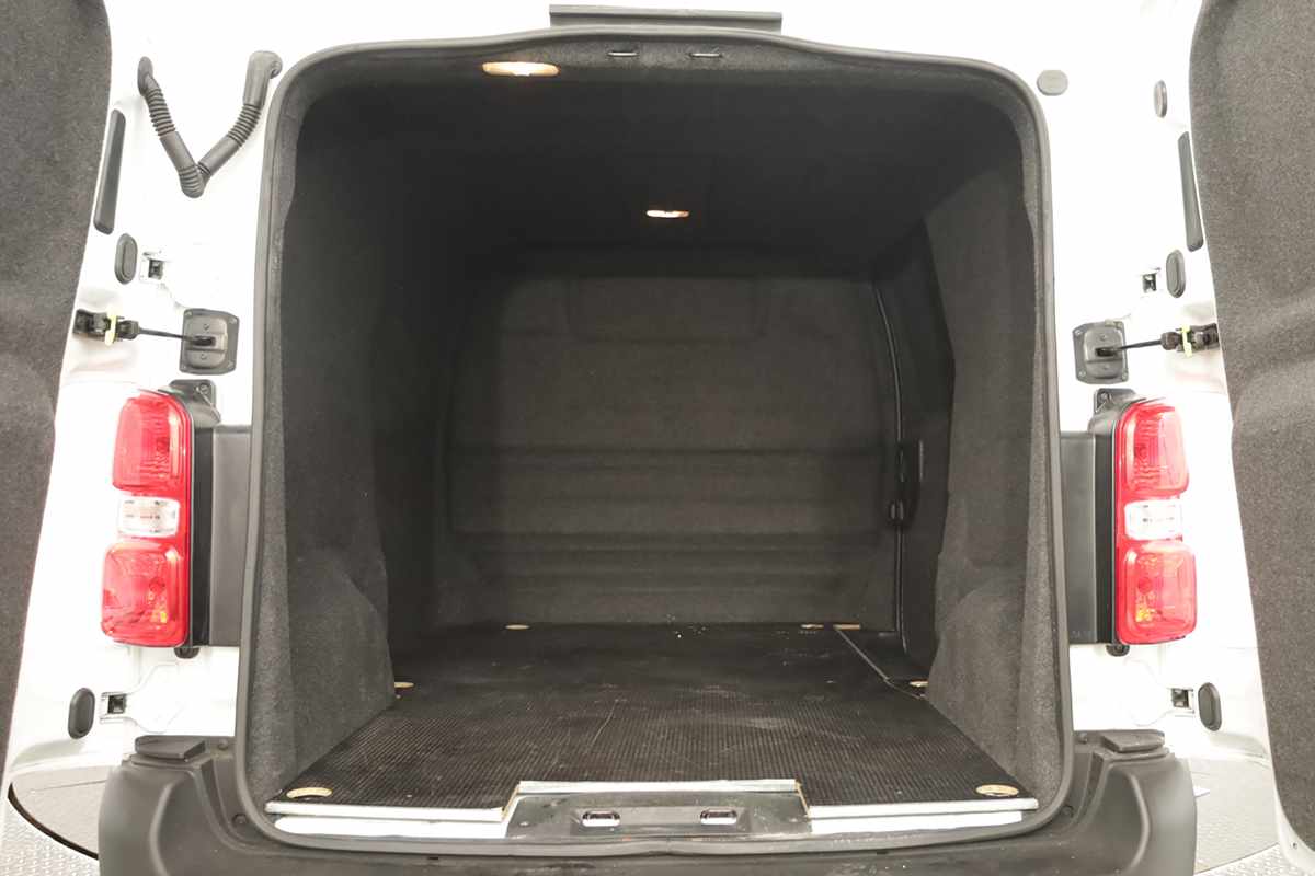 peugeot-expert-2023-diesel-1499cc