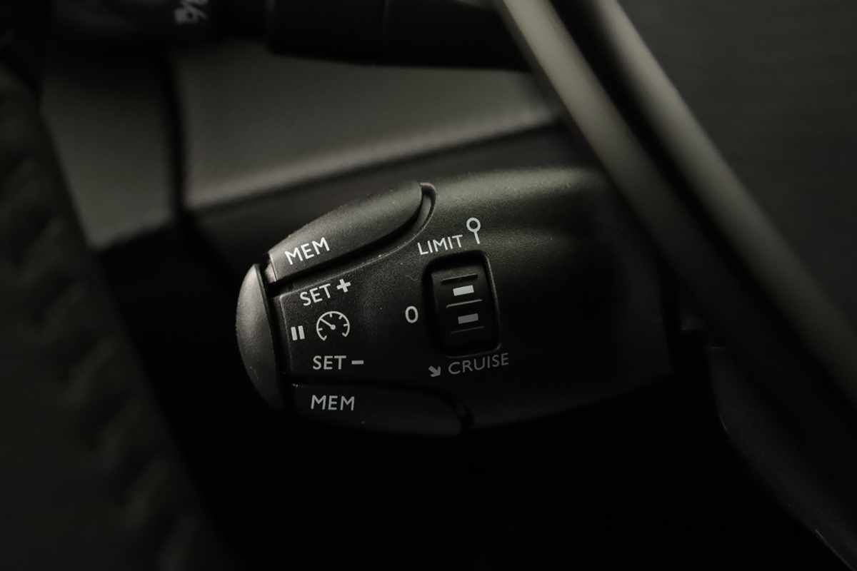 peugeot-e-2008-2025-eletrico-0cc
