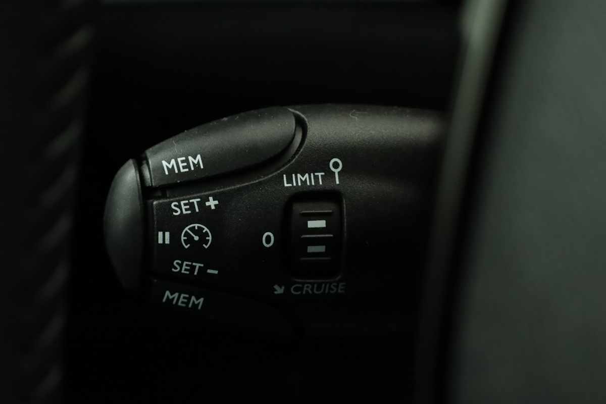 peugeot-e-2008-2025-eletrico-0cc