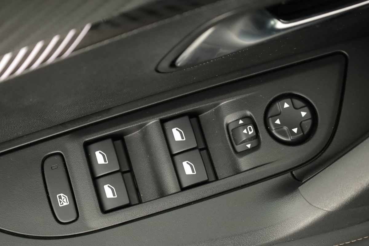 peugeot-e-2008-2025-eletrico-0cc
