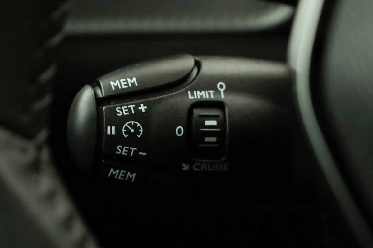 peugeot-e-2008-2025-eletrico-0cc