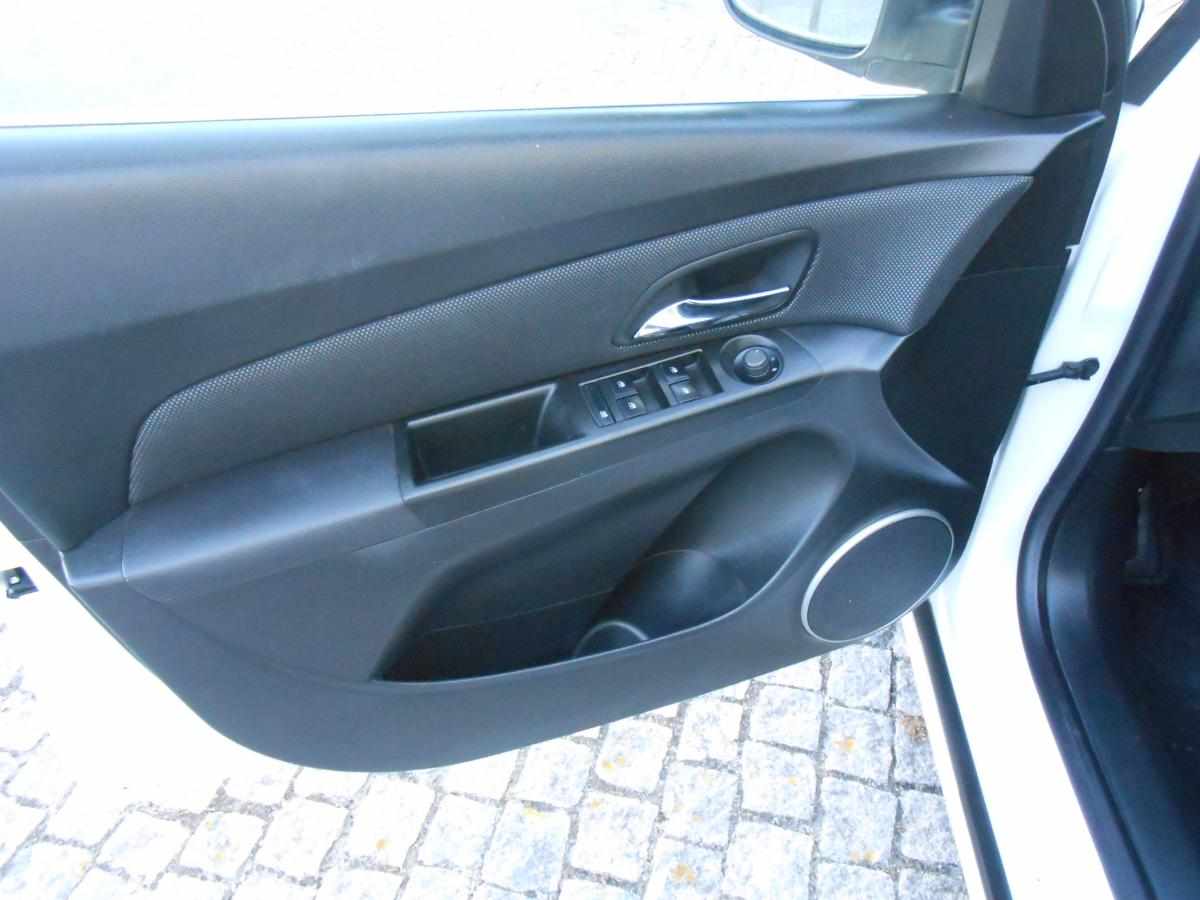 chevrolet-cruze-1-7-td-vcdi-awd-2013-diesel-1686cc