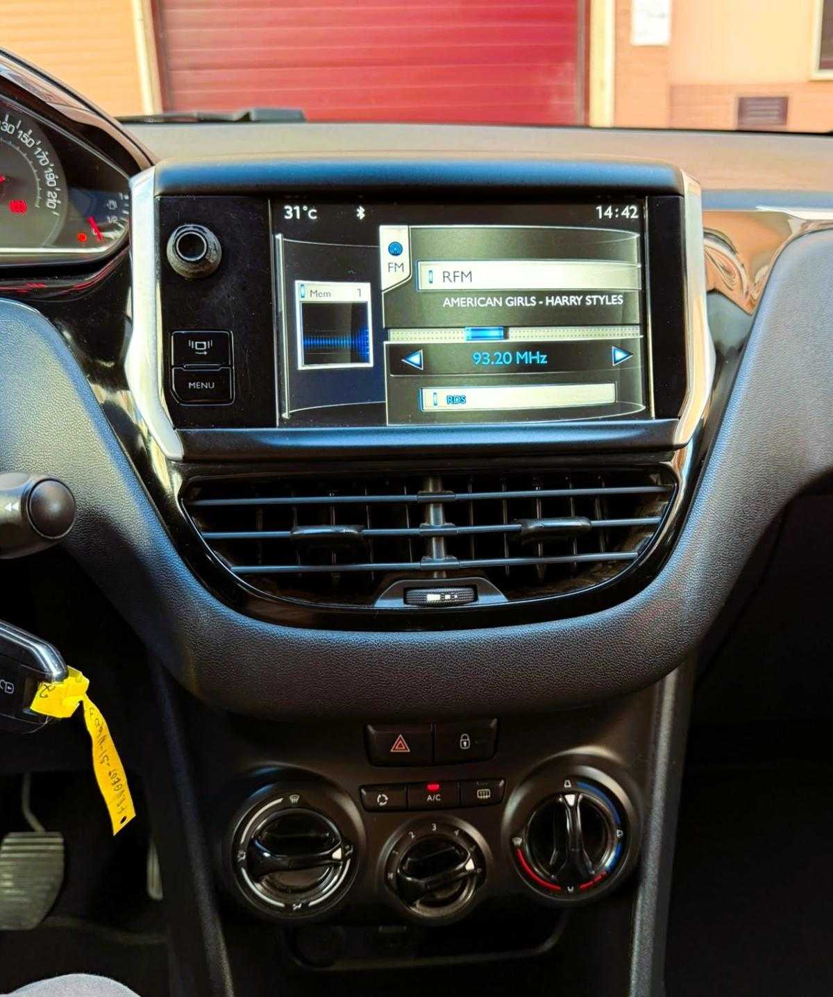 peugeot-208-2013-gasolina-1199cc
