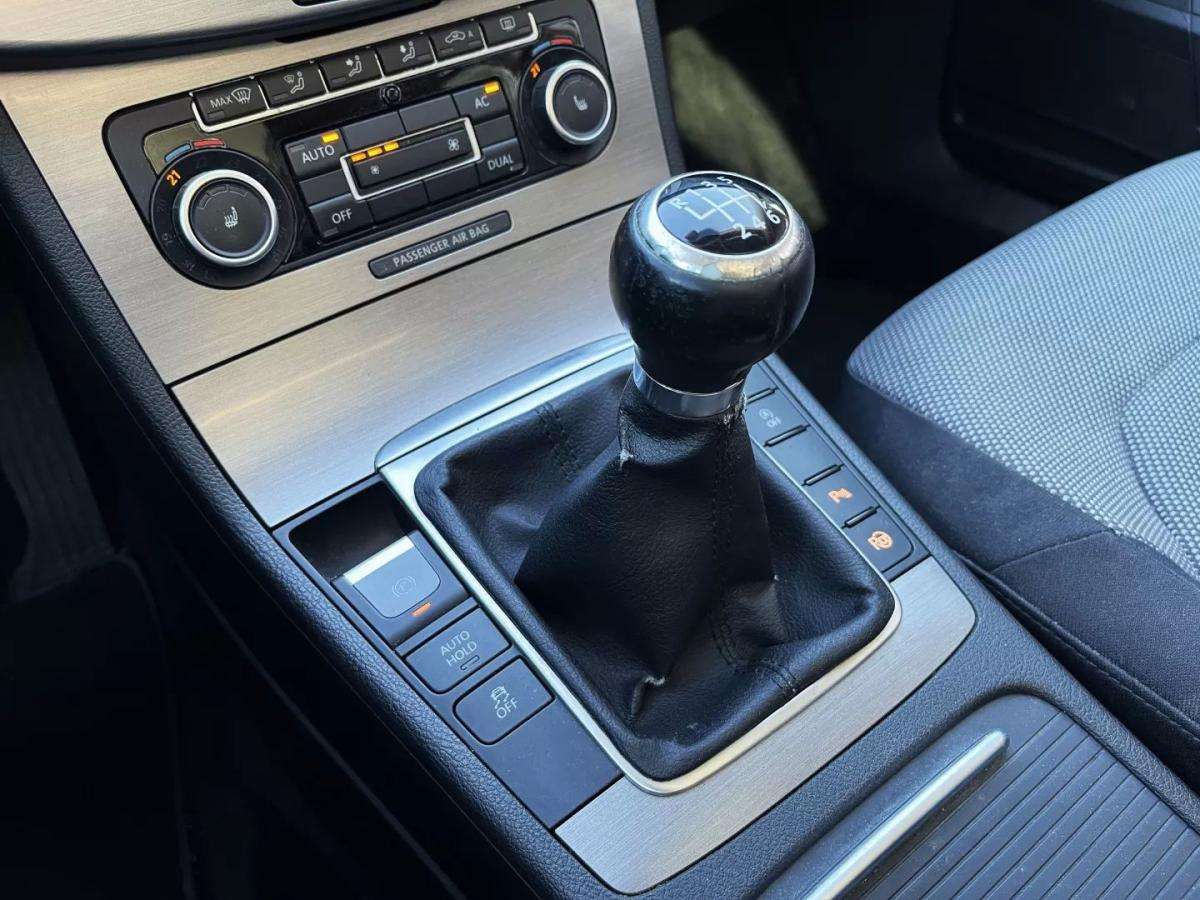 volkswagen-passat-variant-2011-diesel-1598cc
